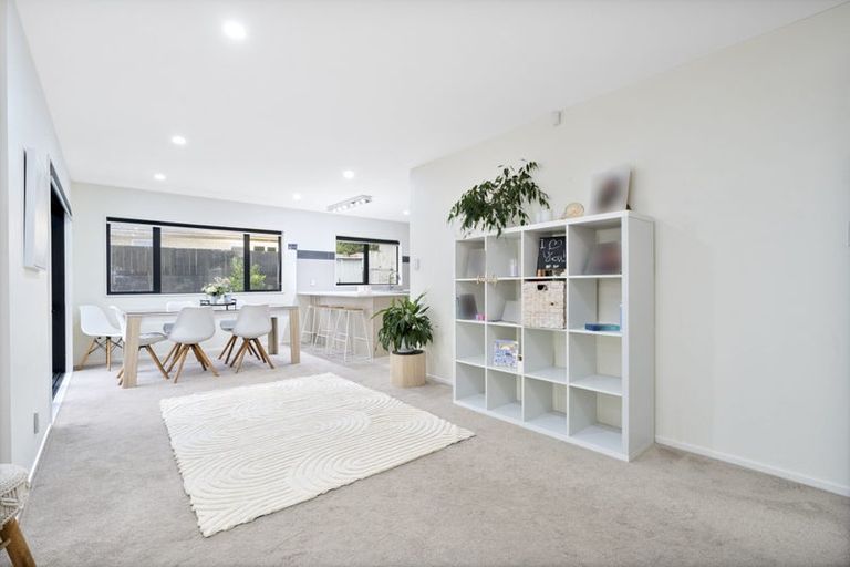 Photo of property in 5 Dhaka Lane, Ranui, Auckland, 0612