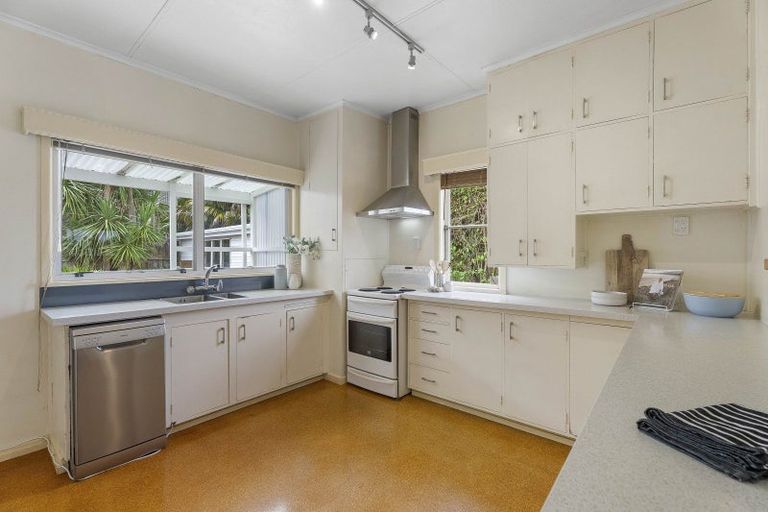 Photo of property in 5 Harbour View Road, Point Chevalier, Auckland, 1022