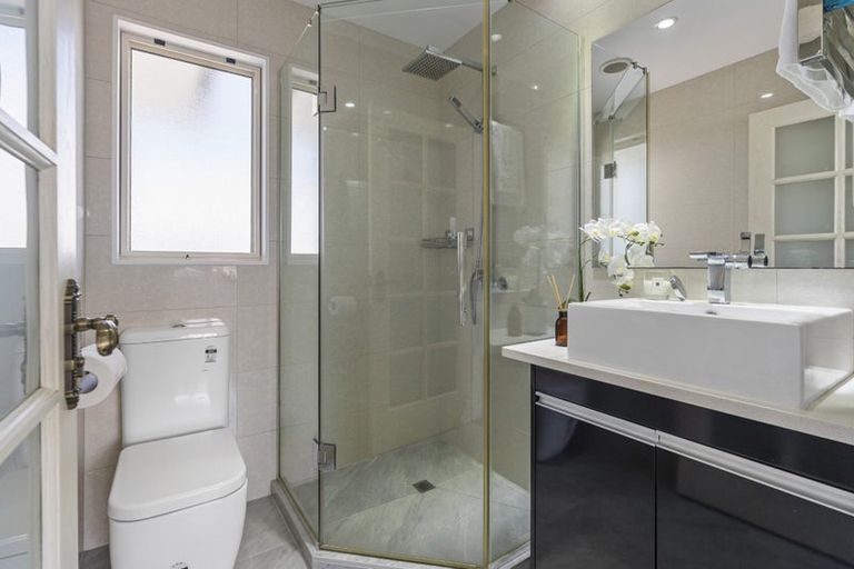 Photo of property in 627a Glenfield Road, Totara Vale, Auckland, 0629