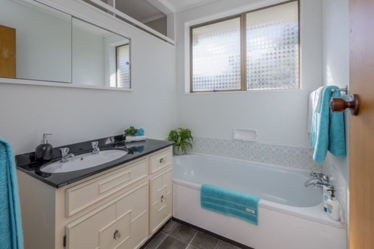 Photo of property in 10 Graham Grove, Waikanae, 5036