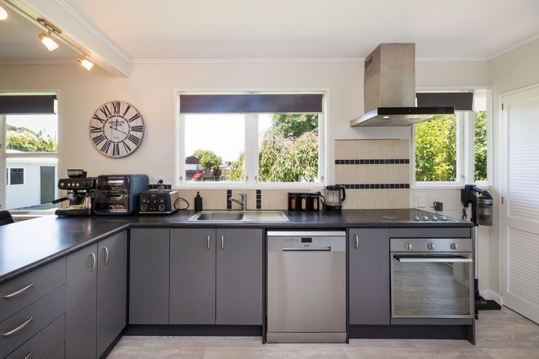 Photo of property in 14 Motuoapa Place, Kelvin Grove, Palmerston North, 4414