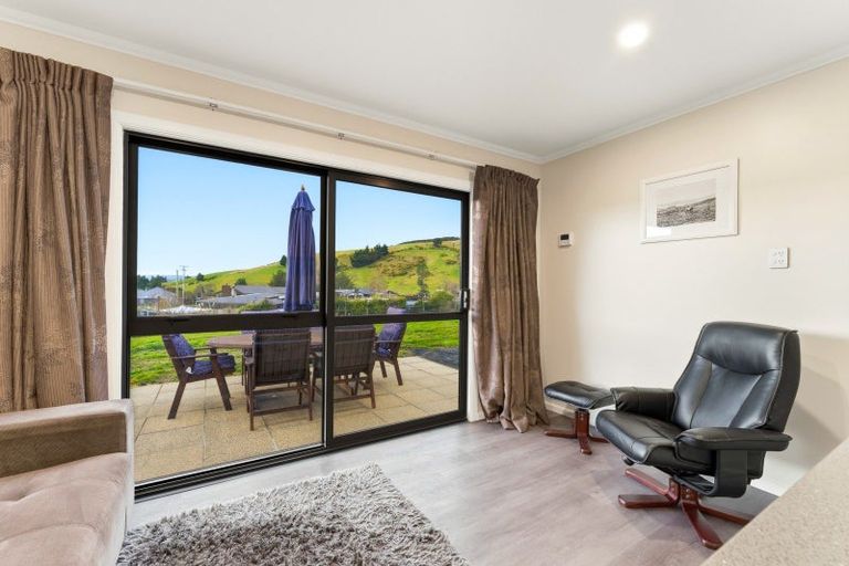 Photo of property in 28 Lakeview Street, Waihola, 9073