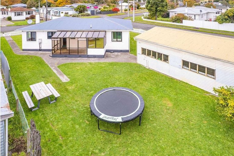 Photo of property in 24 Selwyn Crescent, College Estate, Whanganui, 4500