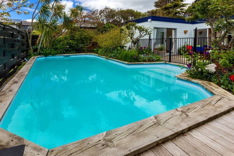 Photo of property in 19 Oak Avenue, Paremata, Porirua, 5024