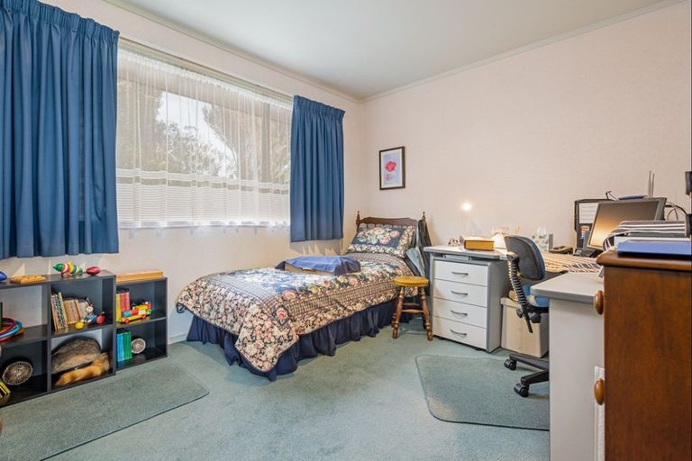 Photo of property in 10 Logan Place, Kelvin Grove, Palmerston North, 4414