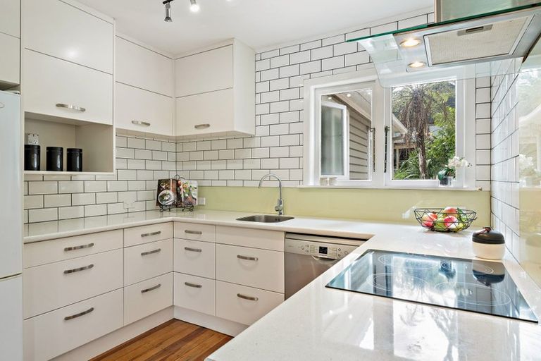 Photo of property in 5 Grovelands Way, Titirangi, Auckland, 0604