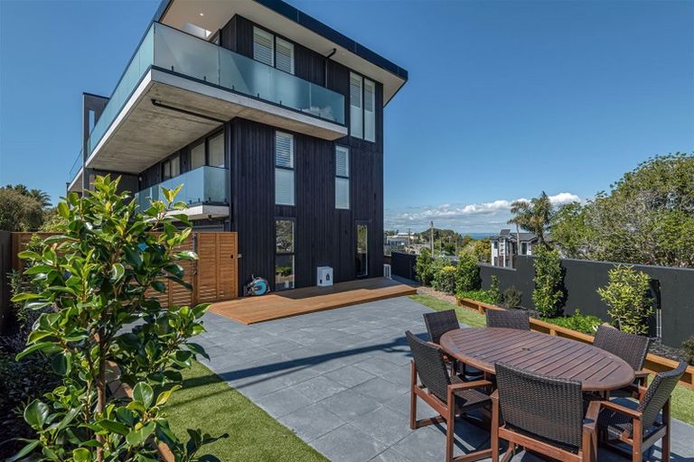 Photo of property in 11a Montgomery Avenue, Rothesay Bay, Auckland, 0630