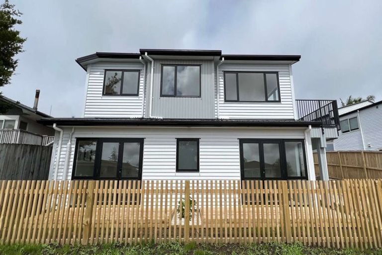 Photo of property in 20a Pipitea Place, Massey, Auckland, 0614