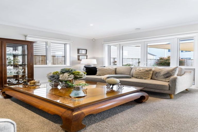 Photo of property in 22 Warbler Crescent, Papakura, 2110