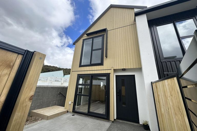 Photo of property in 7/7 Wainuiomata Road, Wainuiomata, Lower Hutt, 5014