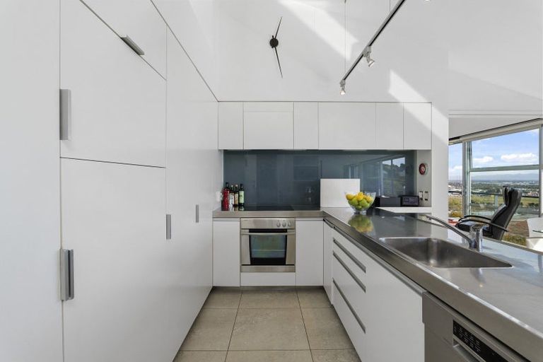 Photo of property in 12a Valley View, Mount Pleasant, Christchurch, 8081