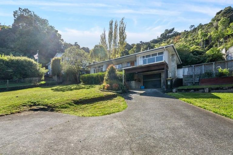 Photo of property in 8 James Grove, Stokes Valley, Lower Hutt, 5019