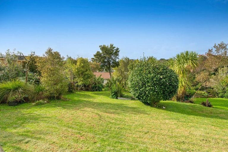 Photo of property in 25 Moffat Road, Red Beach, 0932