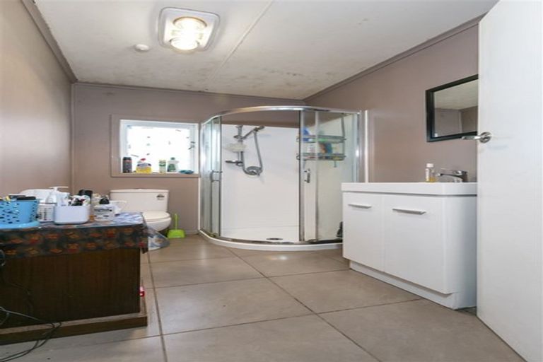 Photo of property in 17 Staveley Avenue, Mount Roskill, Auckland, 1041