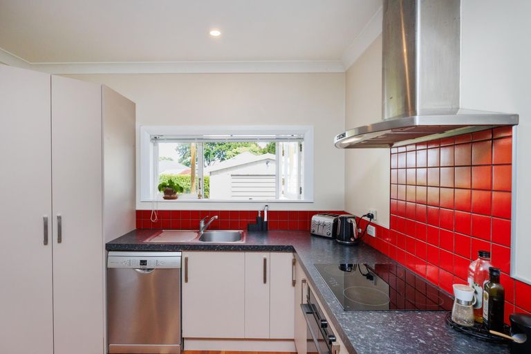 Photo of property in 24 Oxford Street, Hokowhitu, Palmerston North, 4410