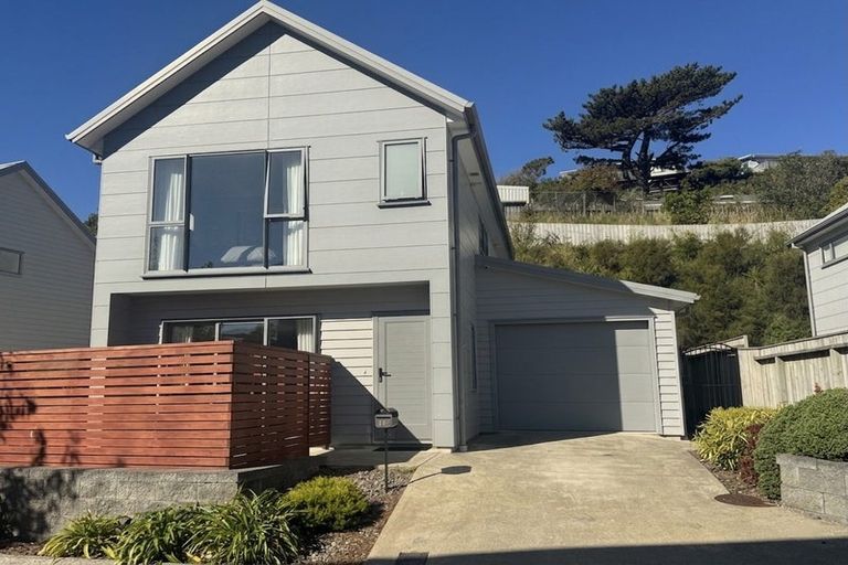 Photo of property in 16 Brindle Way, Newlands, Wellington, 6037