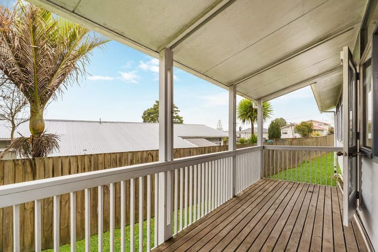 Photo of property in 1 Rickards Place, New Lynn, Auckland, 0600
