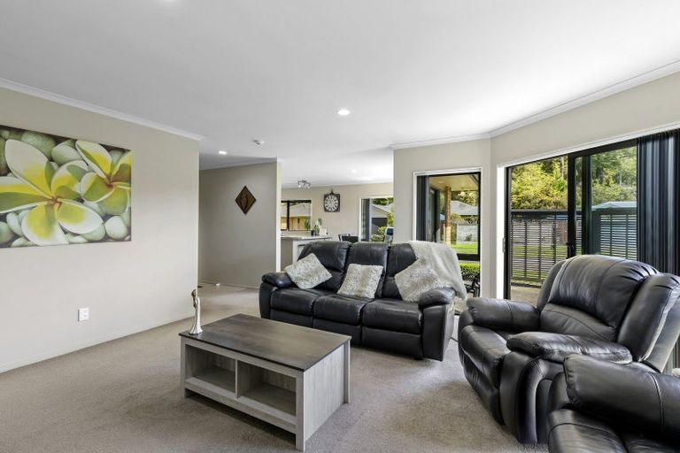 Photo of property in 15 Aragon Grove, Kingsley Heights, Upper Hutt, 5018