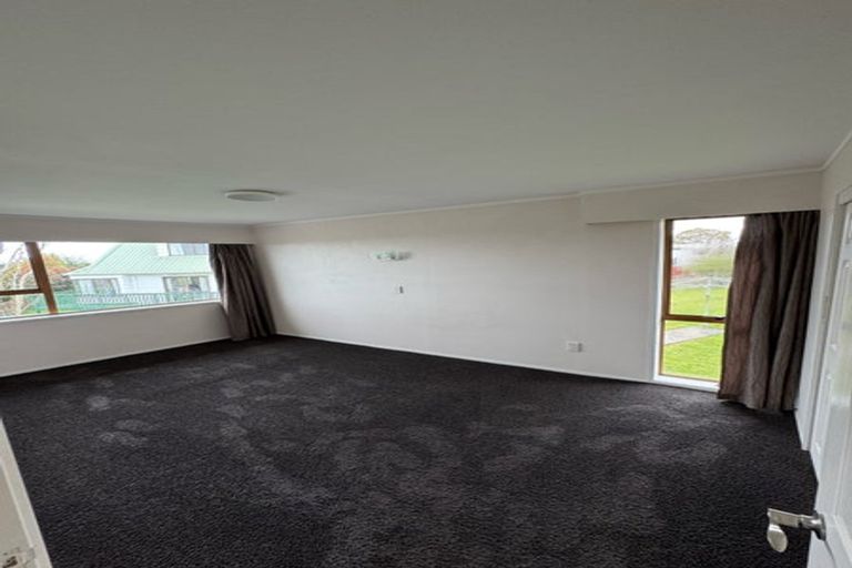 Photo of property in 11 Ian Place, Glendene, Auckland, 0602