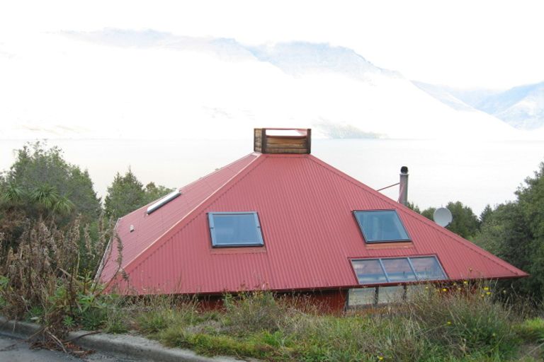 Photo of property in 10 Mckerrow Place, Sunshine Bay, Queenstown, 9300