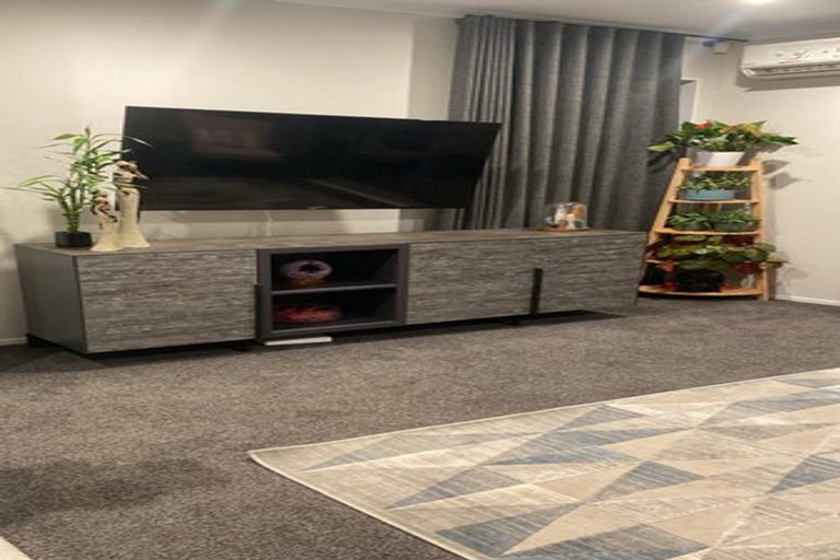 Photo of property in 33 Roundel Crescent, Whenuapai, Auckland, 0618
