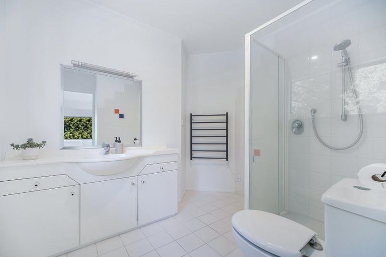 Photo of property in 2/15 Wernham Place, Northcote, Auckland, 0626