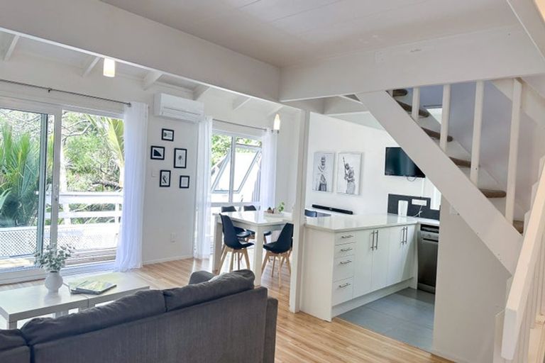 Photo of property in 4 Hiwihau Place, Glenfield, Auckland, 0629