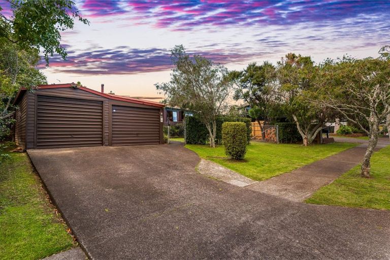 Photo of property in 124 West Harbour Drive, West Harbour, Auckland, 0618