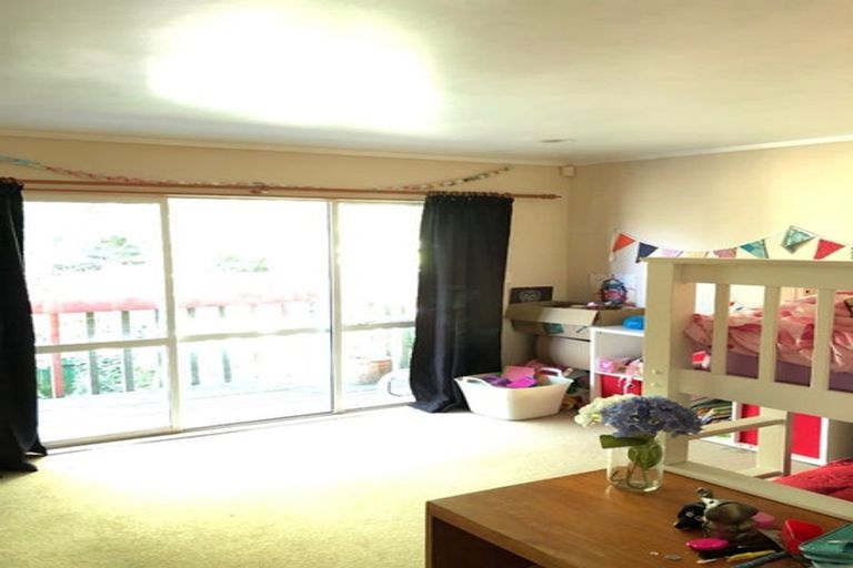 Photo of property in 28 Barker Rise, Northcross, Auckland, 0632