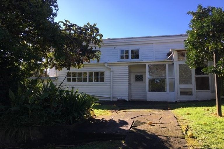 Photo of property in 17 Awaroa Road, Sunnyvale, Auckland, 0612