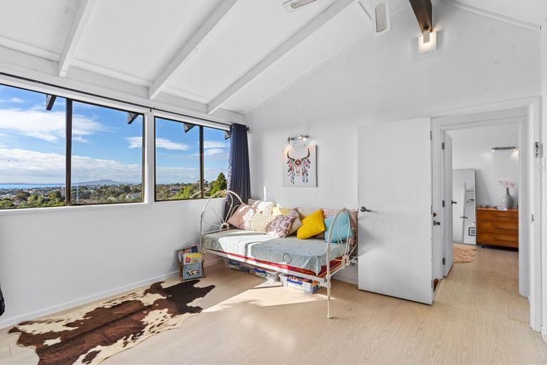 Photo of property in 1/813 East Coast Road, Northcross, Auckland, 0630