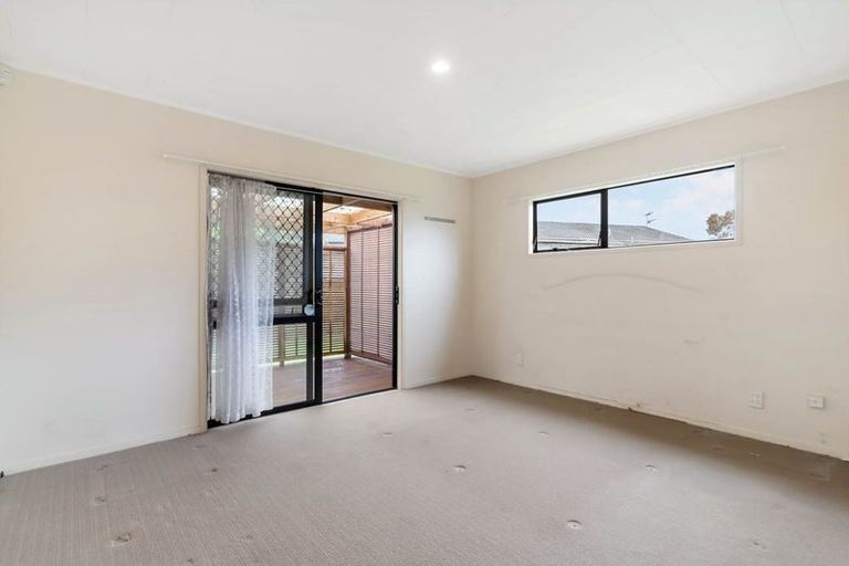 Photo of property in 32 Aviemore Drive, Highland Park, Auckland, 2010