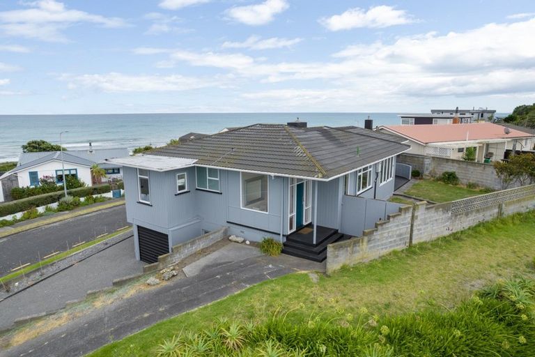 Photo of property in 2 Kapiti Terrace, Castlecliff, Whanganui, 4501