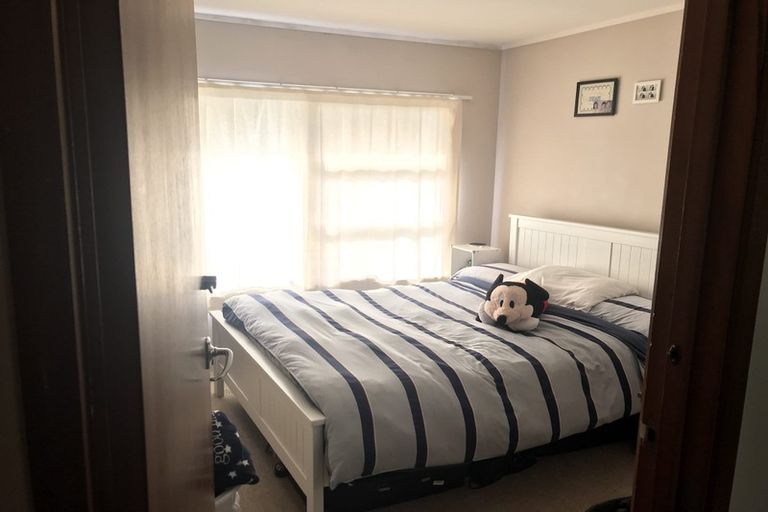 Photo of property in 1/15 Woodall Place, Totara Vale, Auckland, 0627