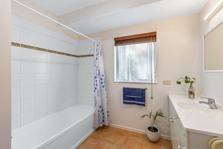 Photo of property in 12/76 Target Road, Totara Vale, Auckland, 0629