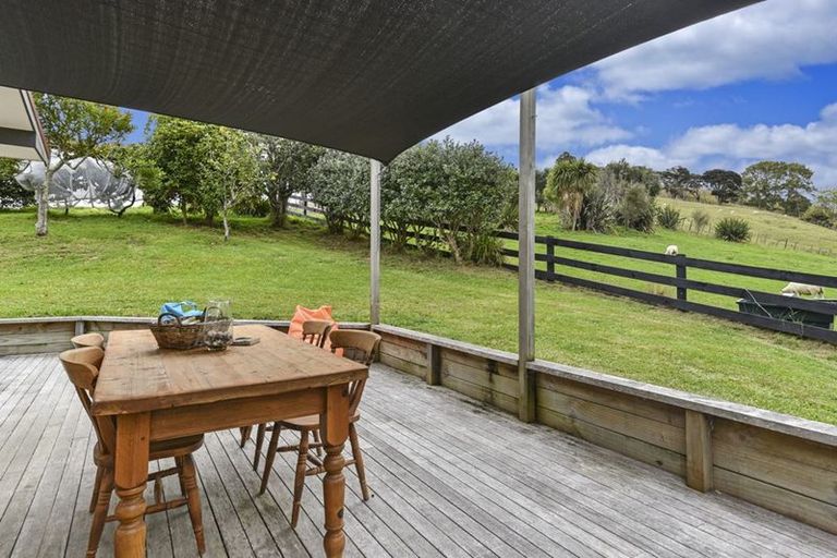 Photo of property in 37 Dye Access Road, Kaukapakapa, 0871
