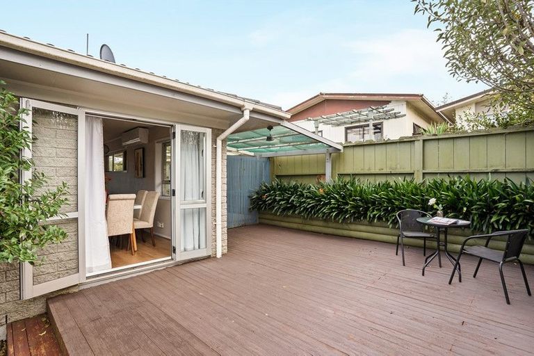 Photo of property in 2/12 Park Estate Road, Rosehill, Papakura, 2113