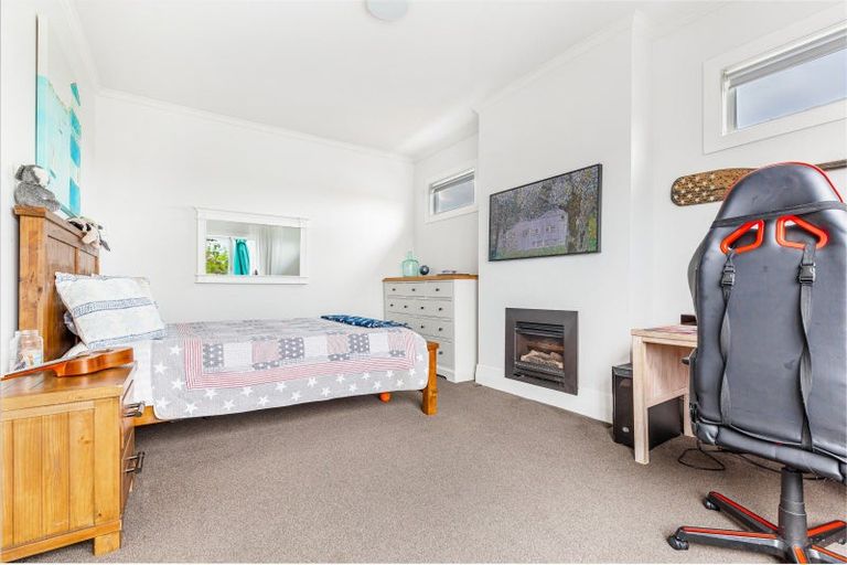 Photo of property in 1/2 Merwood Lane, Devonport, Auckland, 0624