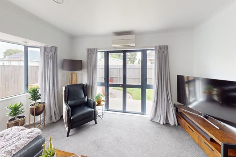 Photo of property in 2 Pinedale Parade, Milson, Palmerston North, 4414