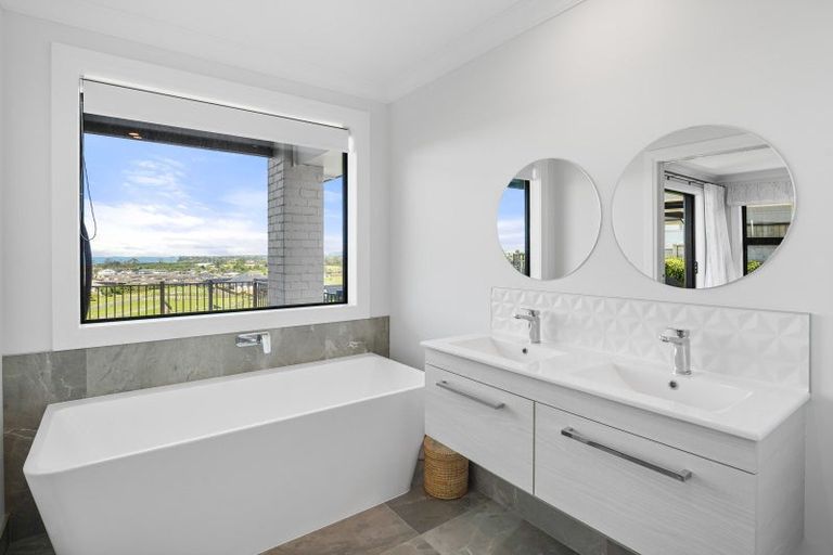 Photo of property in 8 Goldstone Place, Omokoroa, 3114