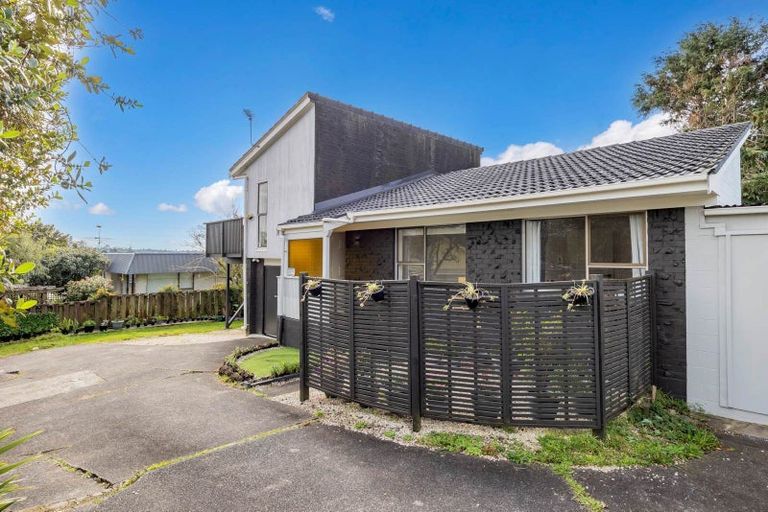 Photo of property in 1/307a Wairau Road, Totara Vale, Auckland, 0627