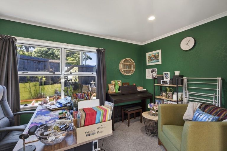 Photo of property in 5 Scott Street, Moturoa, New Plymouth, 4310