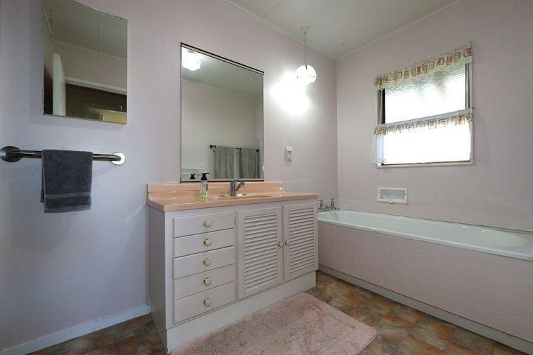 Photo of property in 50 Napier Road, Havelock North, 4130