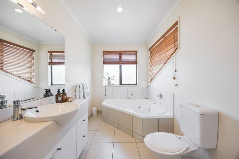 Photo of property in 22 Ballymore Drive, Pinehill, Auckland, 0632