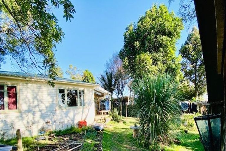 Photo of property in 33 Omata Road, Marfell, New Plymouth, 4310