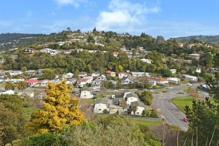 Photo of property in 32 Castle Crescent, Stokes Valley, Lower Hutt, 5019