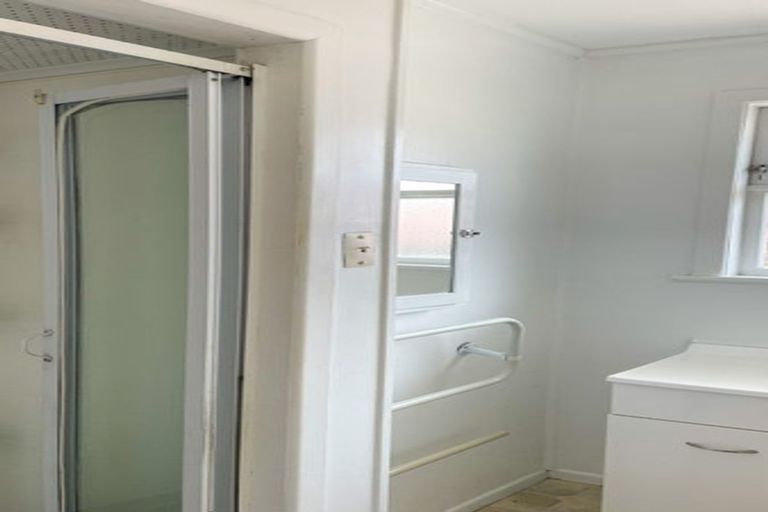 Photo of property in 12 Gill Avenue, Te Atatu Peninsula, Auckland, 0610