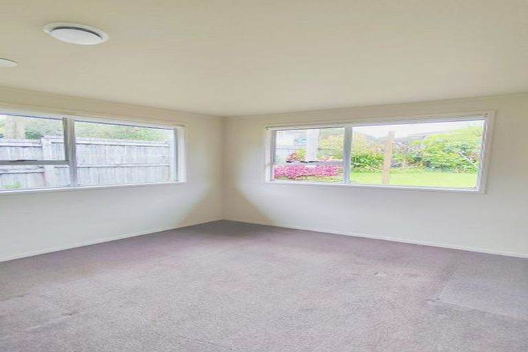 Photo of property in 29 Staincross Street, Green Bay, Auckland, 0604