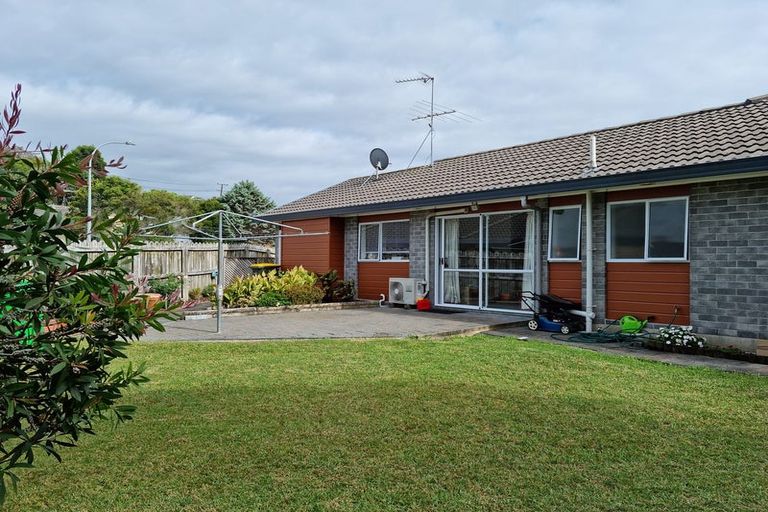 Photo of property in 14 Lanier Place, Glendene, Auckland, 0602