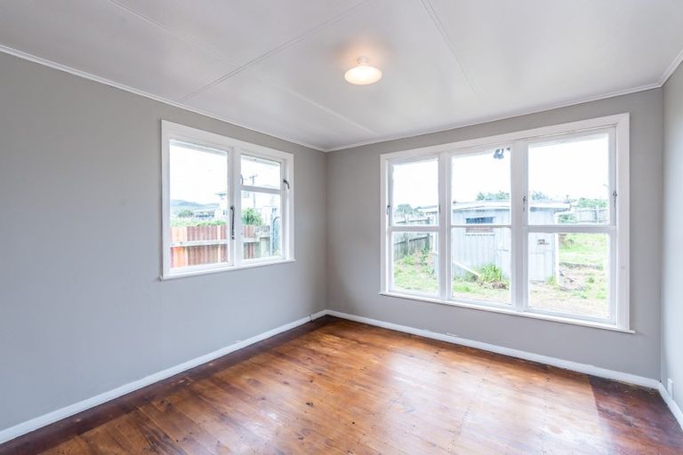 Photo of property in 25 Matahourua Crescent, Cannons Creek, Porirua, 5024